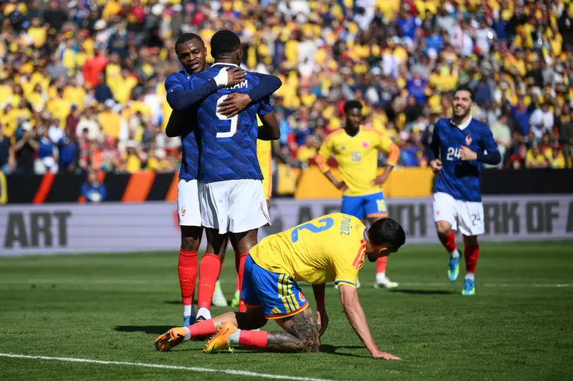 Marcus Thuram y Pierre Kalulu celebran en el partido amistoso de Francia contra Colombia | AP