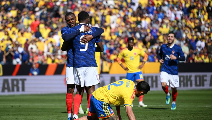 Marcus Thuram y Pierre Kalulu celebran en el partido amistoso de Francia contra Colombia | AP