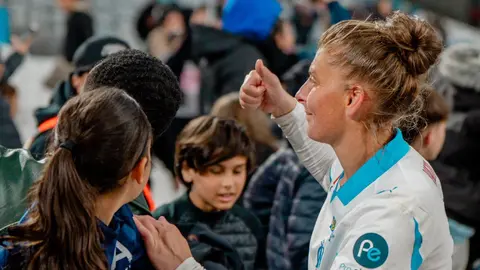 Jugadora de Marsella en atención a la afición en el Stade Velodrome | X: @OMfeminines