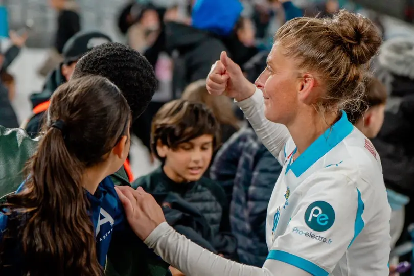 Jugadora de Marsella en atención a la afición en el Stade Velodrome | X: @OMfeminines