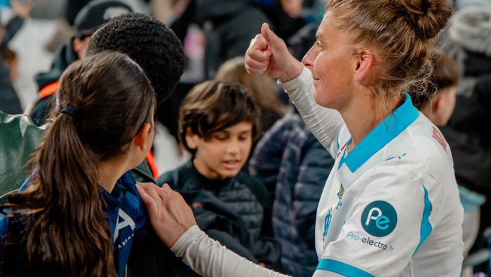 Jugadora de Marsella en atención a la afición en el Stade Velodrome | X: @OMfeminines