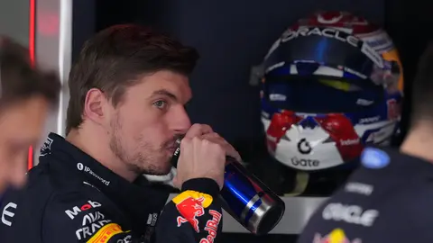 Verstappen en el garage de Red Bull durante el Gran Premio de Japón | AP