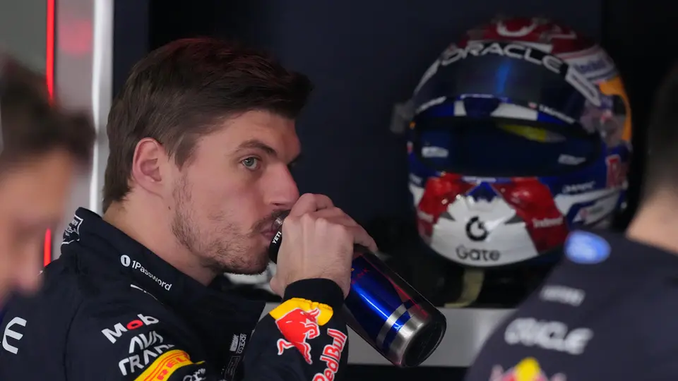 Verstappen en el garage de Red Bull durante el Gran Premio de Japón | AP