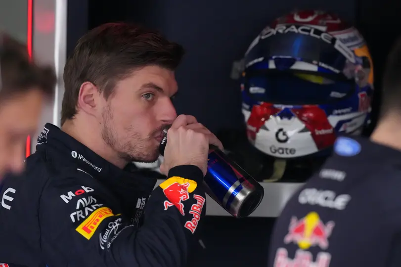 Verstappen en el garage de Red Bull durante el Gran Premio de Japón | AP