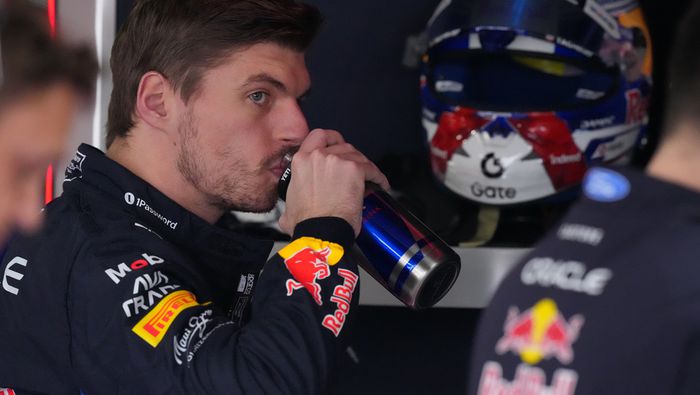 Verstappen en el garage de Red Bull durante el Gran Premio de Japón | AP