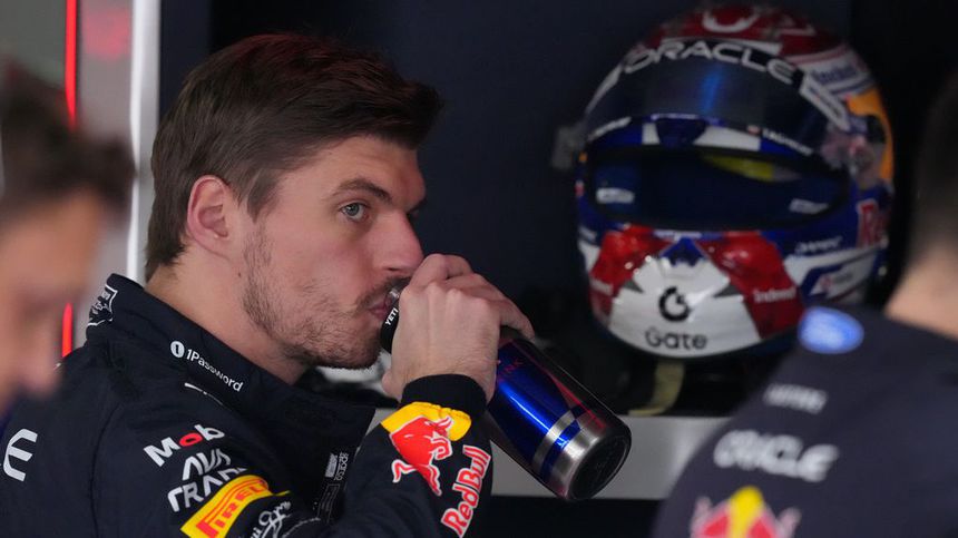 Verstappen en el garage de Red Bull durante el Gran Premio de Japón | AP