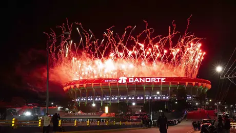 Primeras filas del Estadio Azteca con poca visibilidad al terreno de juego