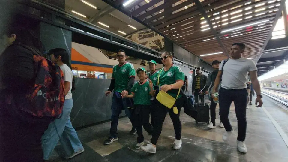 Aficionados se dirigían al partido inaugural del Estadio Banorte. / @MetroCDMX