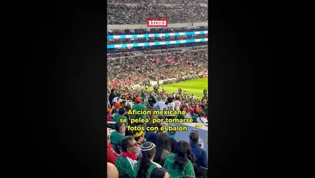 Afición mexicana se amontona para sacarse una fotografía con el balón del Mundial