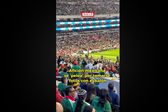 Afición mexicana se amontona para sacarse una fotografía con el balón del Mundial