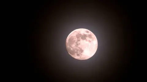 La mejor hora para ver la Luna Rosa será al anochecer, cuando aparece en el horizonte./ Pixabay