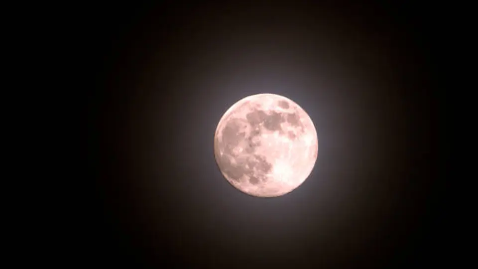 La mejor hora para ver la Luna Rosa será al anochecer, cuando aparece en el horizonte./ Pixabay