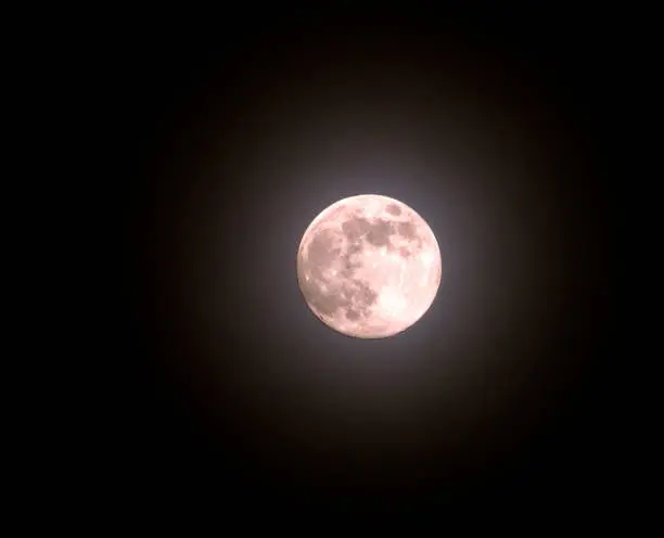 La mejor hora para ver la Luna Rosa será al anochecer, cuando aparece en el horizonte./ Pixabay