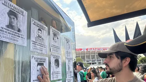 Manifestantes colocaron fichas de búsqueda. / Gina Sánchez
