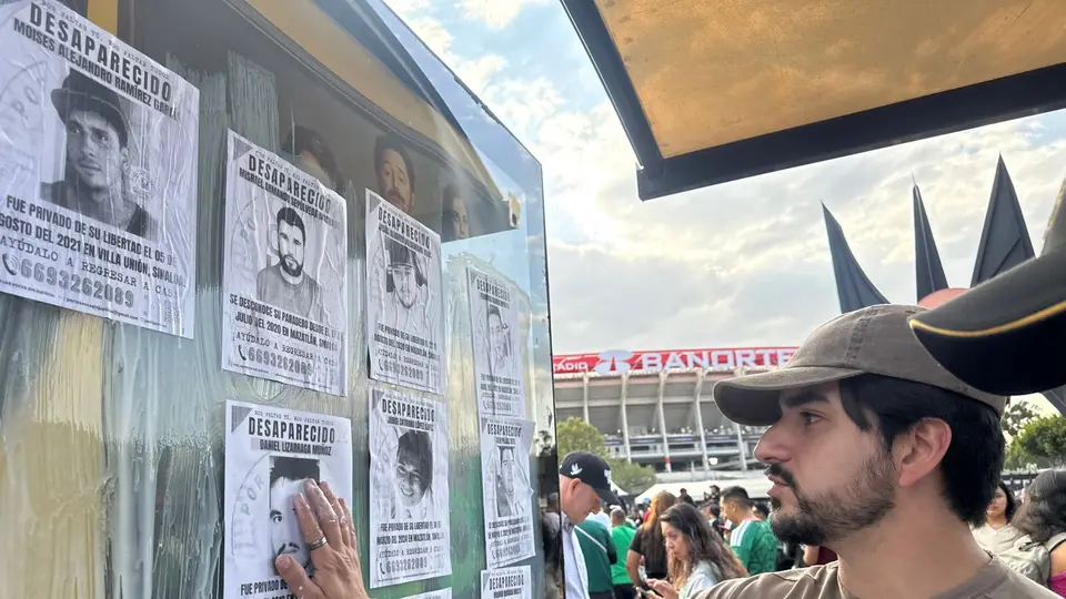 Manifestantes colocaron fichas de búsqueda. / Gina Sánchez