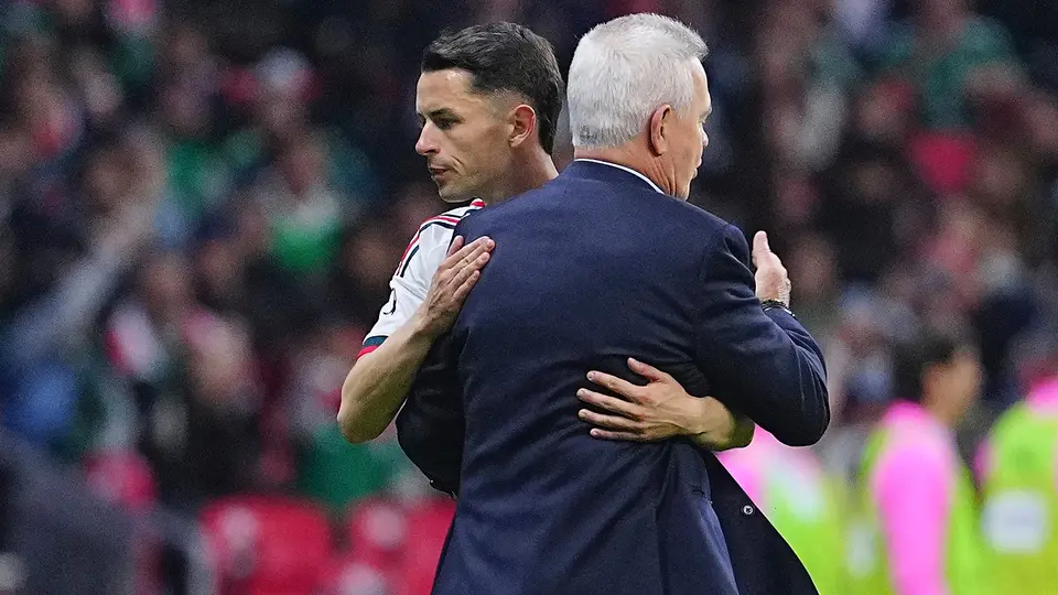 Abrazo de Álvaro Fidalgo con el 'Vasco' Aguirre después de su salida | Imago7