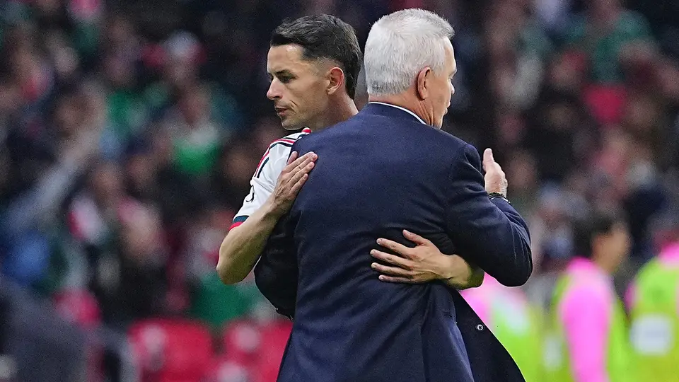 Abrazo de Álvaro Fidalgo con el 'Vasco' Aguirre después de su salida | Imago7