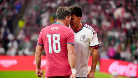 ¡No se dejaron! Jesús Gallardo y Pedro Neto protagonizan pelea en el regreso del Estadio Banorte
