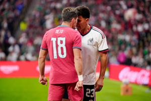 ¡No se dejaron! Jesús Gallardo y Pedro Neto protagonizan pelea en el regreso del Estadio Banorte