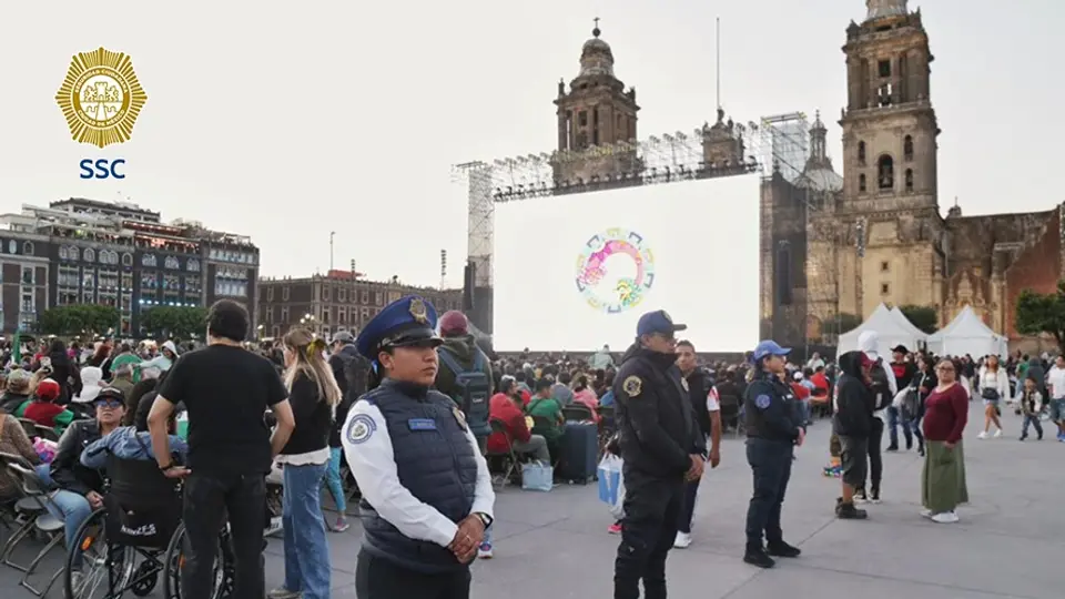 Aficionados siguen el encuentro en pantalla gigante instalada en el Zócalo. / SSC