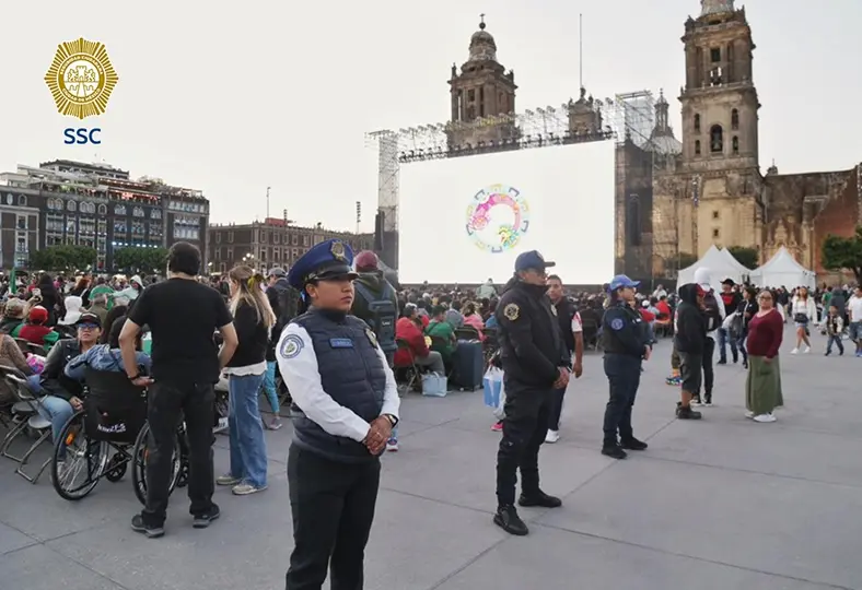 Aficionados siguen el encuentro en pantalla gigante instalada en el Zócalo. / SSC