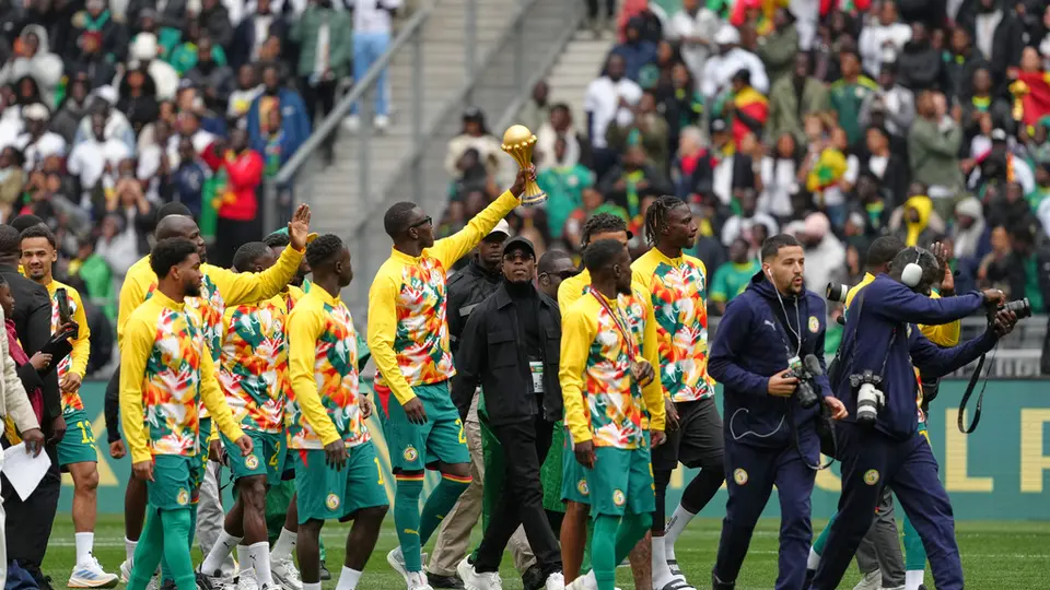 Jugadores de Senegal protestan con una Copa de Naciones de la CAF l AP