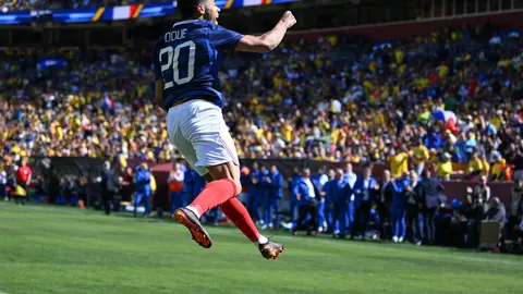 Désiré Doué en celebración tras su gol en el partido amistoso de Francia ante Colombia | AP