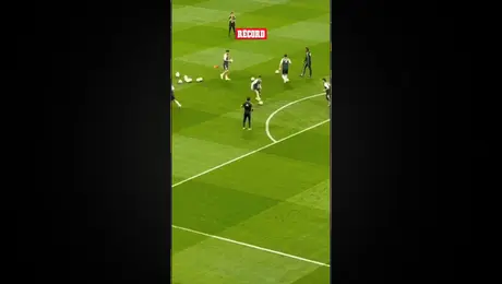 Álvaro Fidalgo jugando con México en el Estadio Azteca