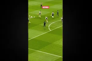 Álvaro Fidalgo jugando con México en el Estadio Azteca