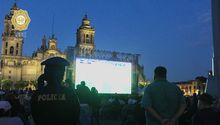 Zócalo de CDMX se llena de aficionados para ver el México vs Portugal en pantalla gigante