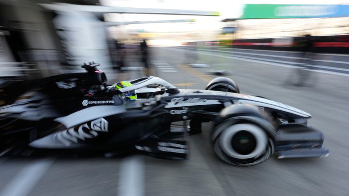 Checo Pérez en el garage de Cadillac durante el Gran Premio de Japón 2026 | AP