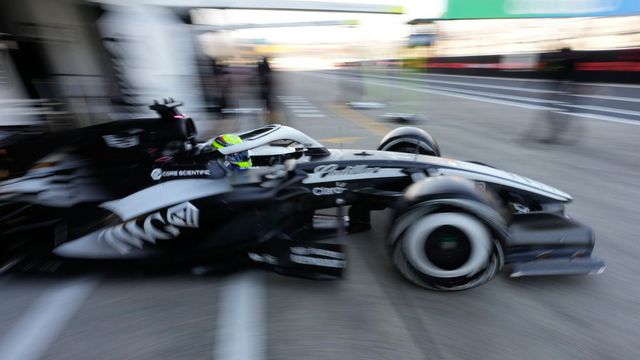 Checo Pérez en el garage de Cadillac durante el Gran Premio de Japón 2026 | AP