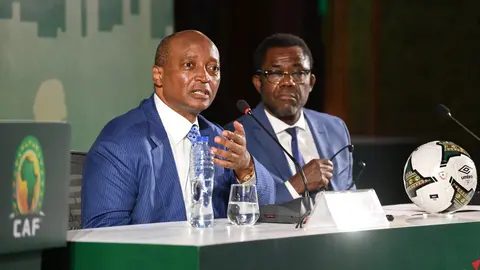 Véron Mosengo-Omba (derecha) junto al presidente de la CAF Patrice Motesepe l AFP