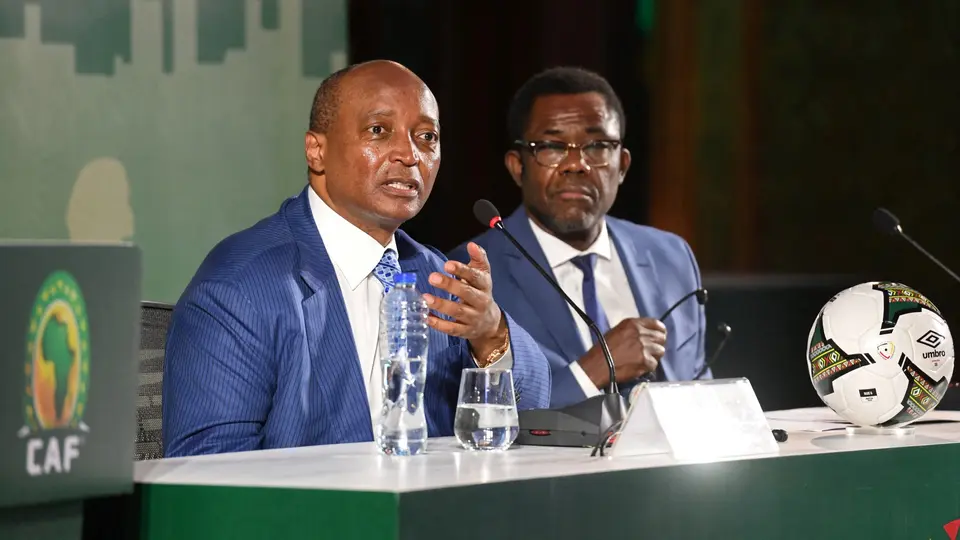 Véron Mosengo-Omba (derecha) junto al presidente de la CAF Patrice Motesepe l AFP