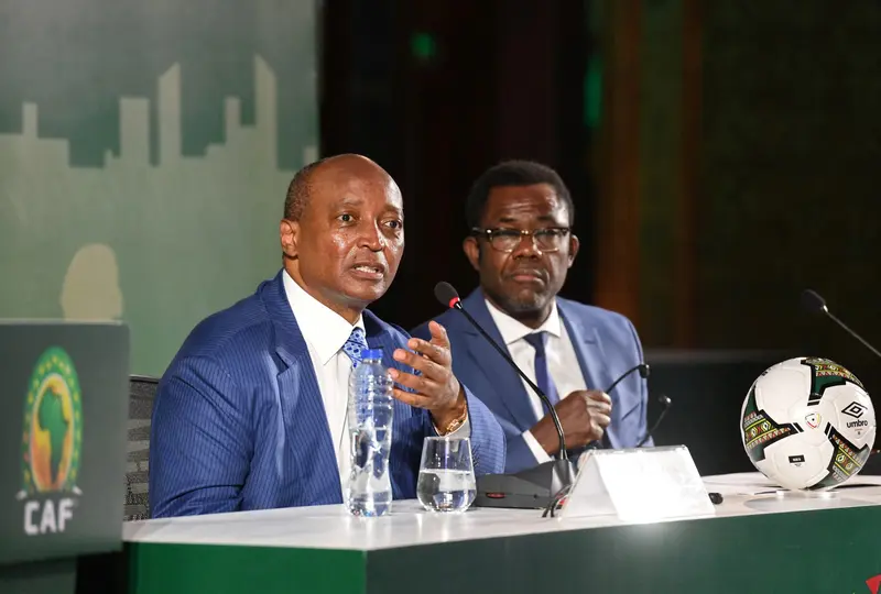 Véron Mosengo-Omba (derecha) junto al presidente de la CAF Patrice Motesepe l AFP