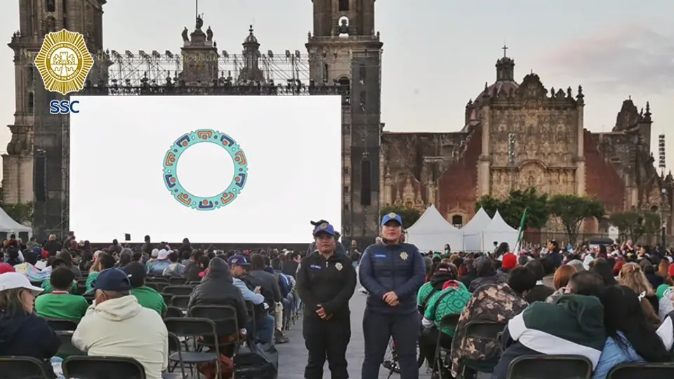 Miles de aficionados se reúnen en el Zócalo capitalino para ver el México vs Portugal. / SSC