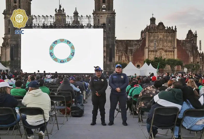 Miles de aficionados se reúnen en el Zócalo capitalino para ver el México vs Portugal. / SSC