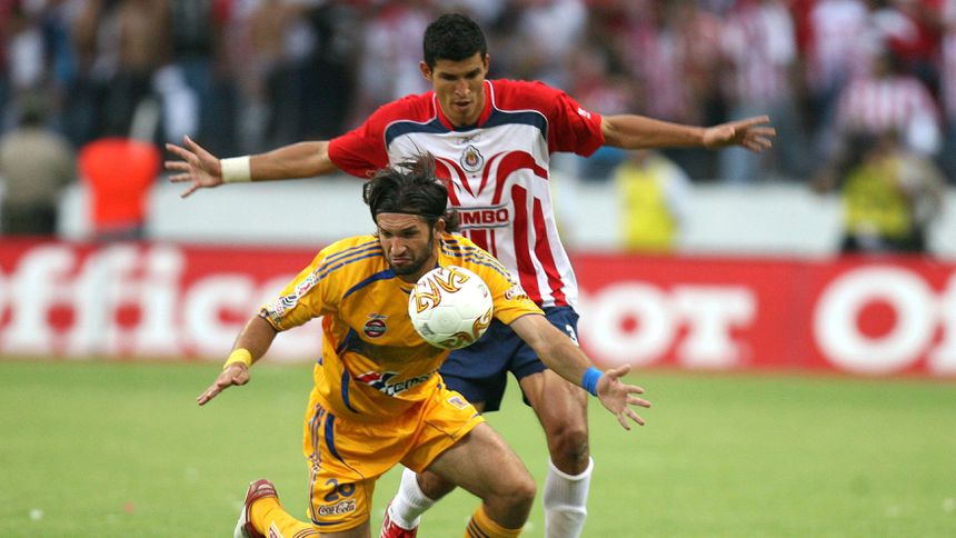 Francisco 'Maza' Rodríguez y Francisco 'Kikín' Fonseca en el juego de Chivas contra Tigres en la Liguilla del Clausura 2007 | IMAGO 7