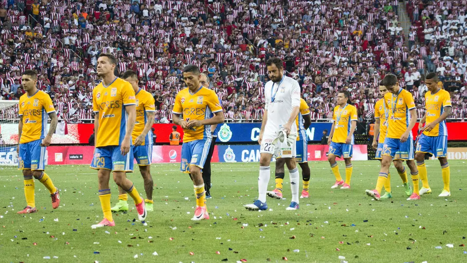 Jugadores de Tigres en lamento tras la Final del Clausura 2017 en la Liga MX | IMAGO 7