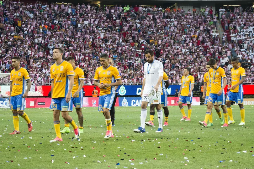 Jugadores de Tigres en lamento tras la Final del Clausura 2017 en la Liga MX | IMAGO 7