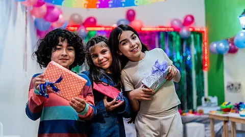 El gasto en regalos, comida y entretenimiento eleva el costo del festejo del 30 de abril. / iStock