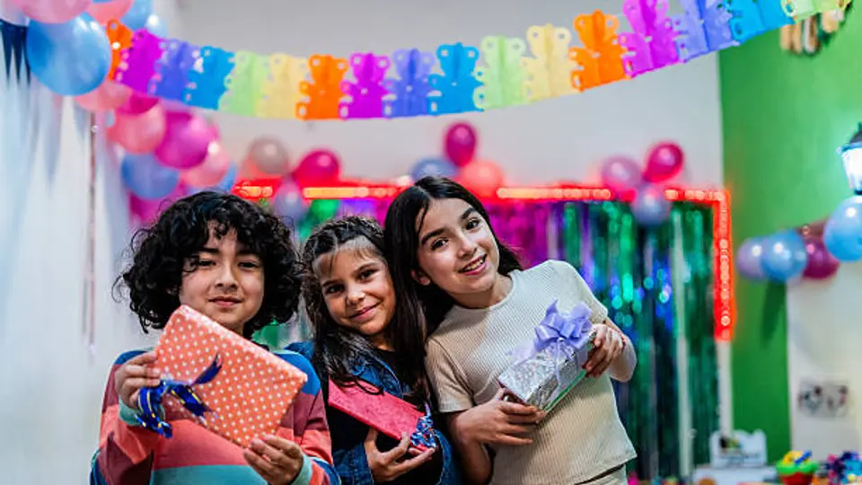 El gasto en regalos, comida y entretenimiento eleva el costo del festejo del 30 de abril. / iStock