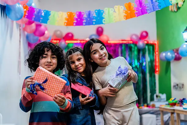 El gasto en regalos, comida y entretenimiento eleva el costo del festejo del 30 de abril. / iStock