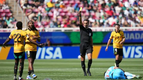 El árbitro Facundo Tello amonesta al jamaicano Ronaldo Webster durante el repechaje de la Copa del Mundo 2026 | AP