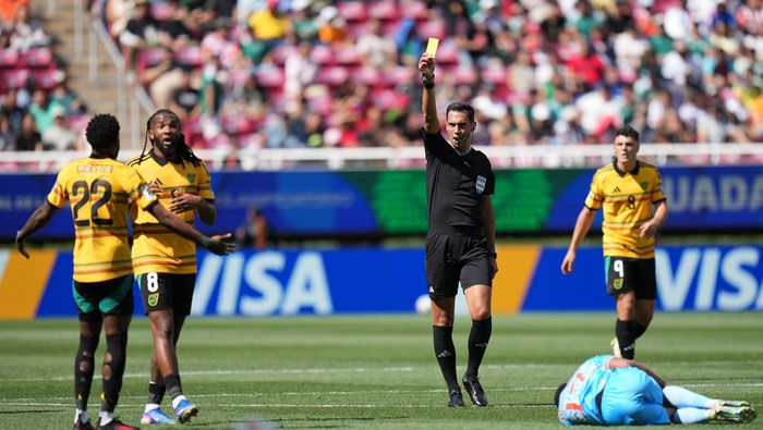 El árbitro Facundo Tello amonesta al jamaicano Ronaldo Webster durante el repechaje de la Copa del Mundo 2026 | AP