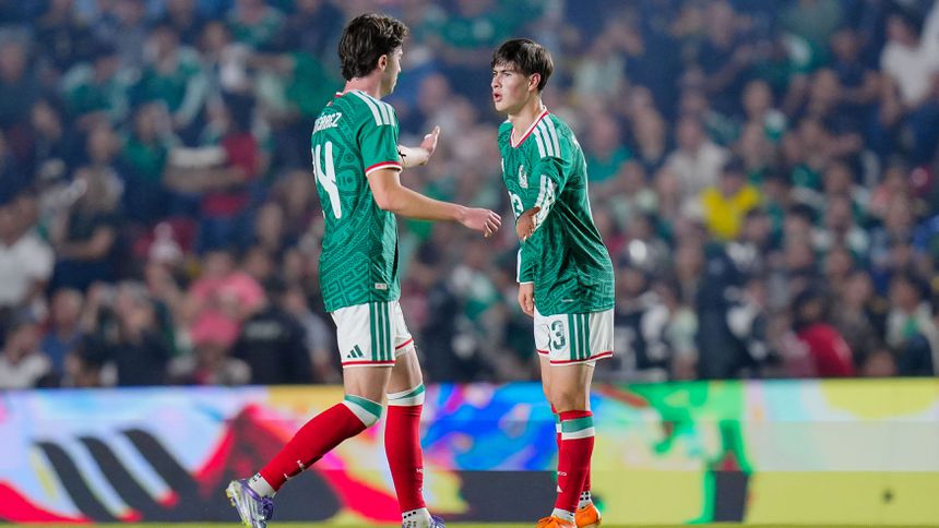 Brian Gutiérrez y Armando González en celebración con la Selección Mexicana | IMAGO 7