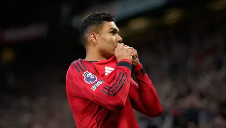 One more year, Casemiro! El brasileño se despide del Manchester United con su mejor registro goleador en una temporada