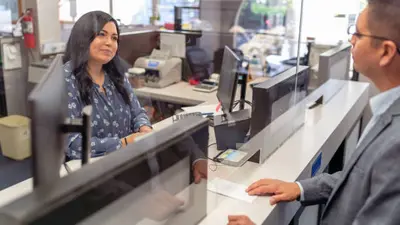 ¿Abren los bancos el 1 de mayo de 2026? Aquí te decimos