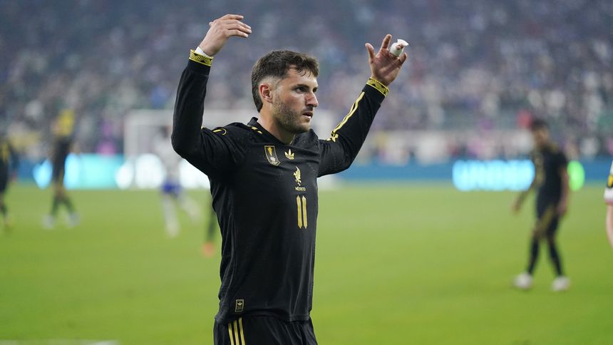 Santiago Giménez en celebración con la Selección Mexicana | IMAGO 7