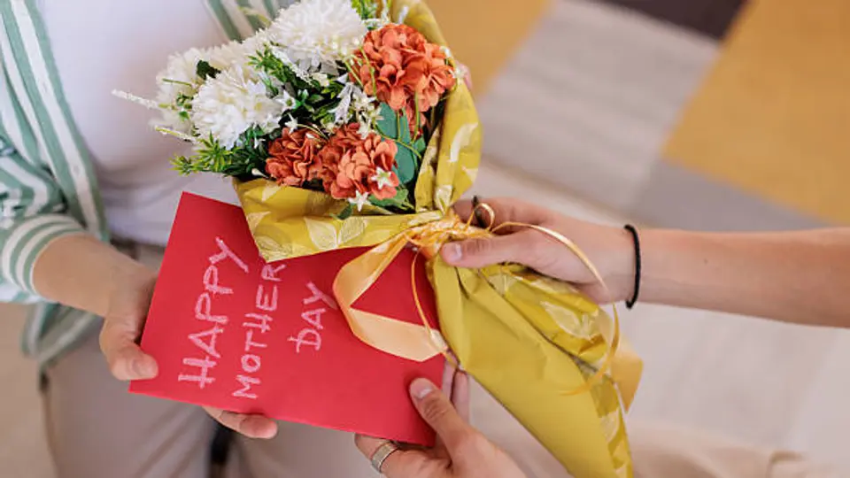 Familias capitalinas impulsan la economía con compras de flores, comida y obsequios. / iStock